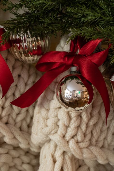 Christmas Decor Ideas Red And White, Silver And White Christmas Decor, Red And Silver Christmas Tree, Pioneer Christmas, Christmas Mantel Garland, Red And White Christmas Decor, Rustic Christmas Mantel, Joulun Aika, Red And White Christmas Tree