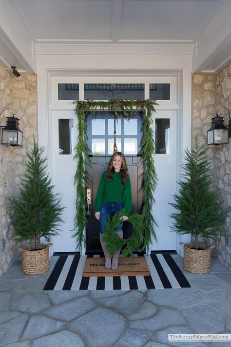 Modern Outdoor Christmas Decor, Farmhouse Christmas Front Porch, Porch Christmas Tree, Winter Front Porch Decor, Christmas Front Porch Decor, Chirstmas Decor, Front Door Christmas Decorations, Winter Porch, Christmas Front Porch