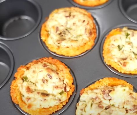 Use a muffin tin to make these delicious jalapeno popper cheese bites Cowboy Cheese Bites, Tator Tot Jalapeno Popper, Jalapeno Popper Bites Appetizers, Jalapeño Popper Bites, Jalapeño Bites, Jalapeno Recipes Appetizers, Popper Bites, Jalapeno Appetizer, Jalapeno Bites