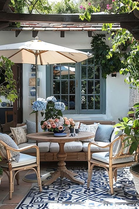 Coastal Patio Ideas, Back Deck Designs, Decoration Front Porch, Outdoor Dining Ideas, Chic Patio, Front Porch Plants, Patio Table Decor, Backyard Dining, Round Patio Table