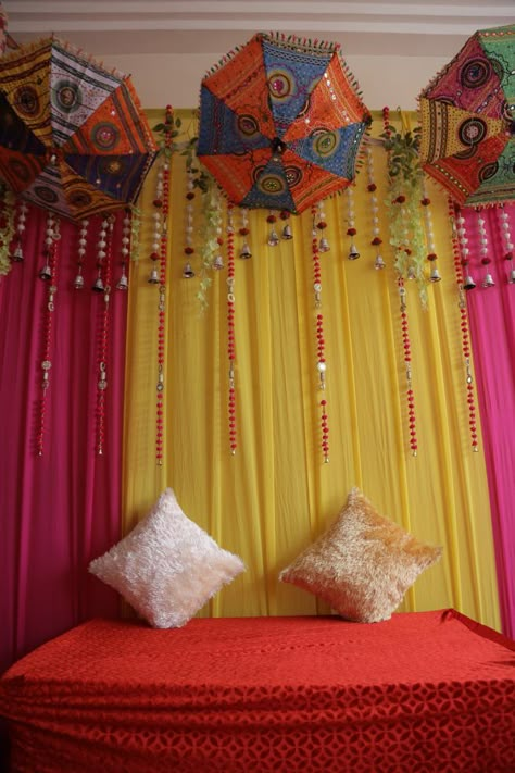 Sangeet Decoration Ideas At Home, Mhendi Home Decoration Simple, Mehendi House Decor, Haldi Umbrella Decor, Home Decor Ideas For Marriage, Mehandi Function Decoration At Home Simple, Simple Mehandi Decorations At Home, Mehendi Decoration Ideas At Home Simple, Simple Mehendi Decoration At Home