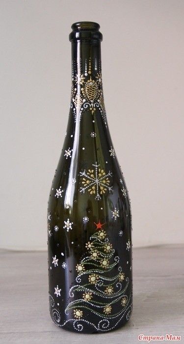 How To Paint Wine Bottles For Christmas, Christmas Wine Bottle Lights, Fall Painted Bottles, Wine Bottle Decorating Ideas, Green Bottle Art, Christmas Wine Bottles Diy, Decorating Wine Bottles, Wine Bottle Christmas Decorations, Decorated Wine Bottles