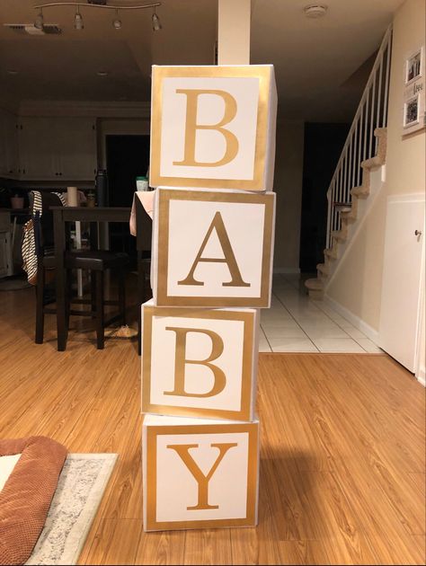 Foto Gender Reveal, Gender Reveal Decor, Baby Name Blocks, Idee Babyshower, Diy Baby Shower Decorations, Name Blocks, Cadeau Baby Shower, Gender Reveal Party Decorations, Gender Reveal Decorations