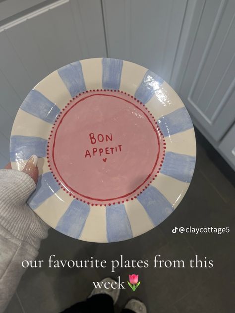 Easy Painted Pottery Ideas, Ceramics Ideas Pottery Plate, Paint Your Own Pottery Bowl, Cute Plate Painting Ideas, Pottery Plates Ideas, Fun Pottery Painting Ideas, Pottery Plates Painting Ideas, Easy Pottery Painting Ideas Plates, Pottery Painting Inspo Plate