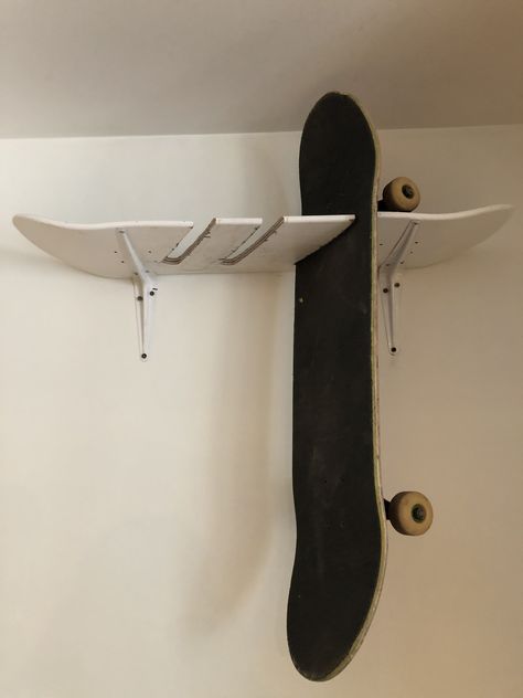 Skateboard Holder Wall Racks, Skateboard Holder Diy, Old Skateboard Ideas Diy, Skate Room, Skateboard Holder, Skateboard Hanger, Skateboard Storage, Skateboard Room, Skateboard Rack