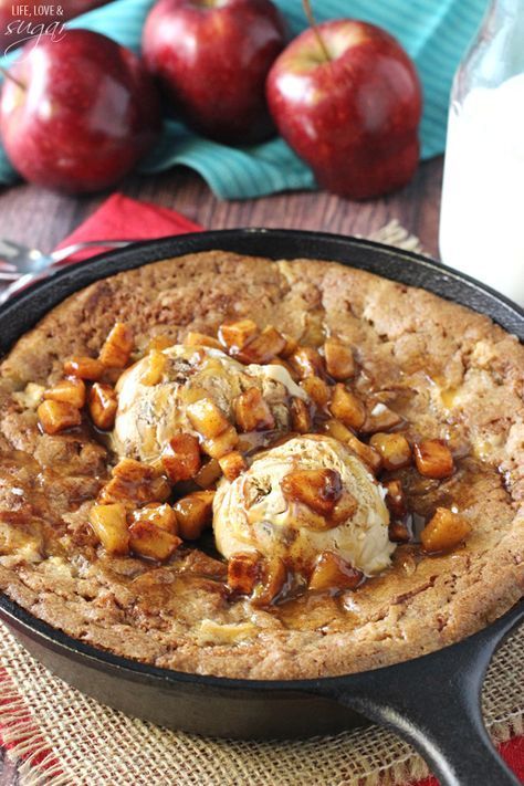 This Apple Cinnamon Skillet Blondie is a spiced blondie filled with apples, baked and warm, topped with ice cream and more cinnamon apples. Life Love And Sugar, Apple Pie Desserts, Skillet Desserts, Dessert Pie Recipes, Apple Recipes Easy, Easy Apple Pie, Iron Skillet Recipes, Skillet Cookie, Blondies Recipe