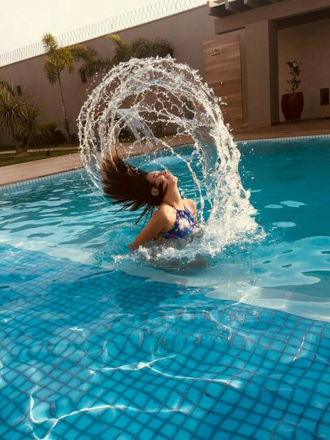 Swimming Pool Poses Instagram, Swimming Pool Photo Ideas, Swimming Pool Pics, Poses Piscina, Swimming Photoshoot, Mermay Inspiration, Swimming Pool Photoshoot, Swimming Poses, Photogenic Poses