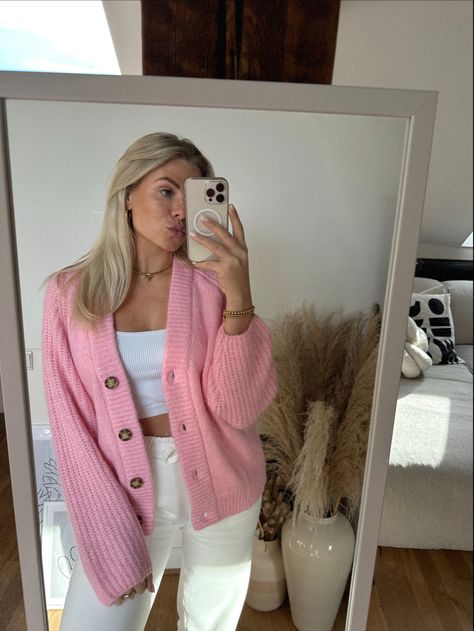 Cropped Pink Cardigan Outfit, Pink Short Cardigan Outfit, Wine Cardigan Outfit, Pink Cardigan Outfits, Pink Cardigan Outfit Aesthetic, Cozy Sunday Outfit, Short Cardigan Outfit, Cardigan Ootd, Pink Cardigan Outfit