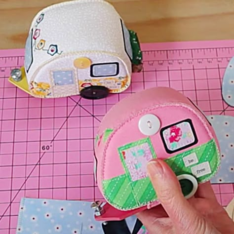 Easy Sewing Pattern - Free Sewing Pattern - Vintage Camper Free Pattern Campervan Sewing Projects, Camper Sewing Projects, Camper Crafts, Easy Sewing Patterns Free, Camper Quilt, Diy Sewing Gifts, Pin Cushions Patterns, Sewing Machine Cover, Free Sewing Pattern