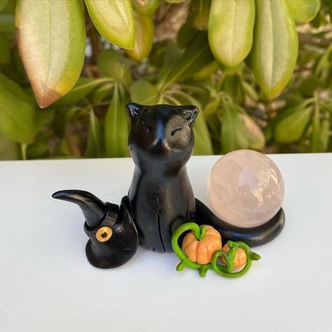 Crystal Sphere Stand, Halloween Polymer Clay, Cute Pumpkins, Crystal Holder, Black Kitty, Sphere Crystal, Clay Diy Projects, Polymer Clay Dolls, Cat Halloween