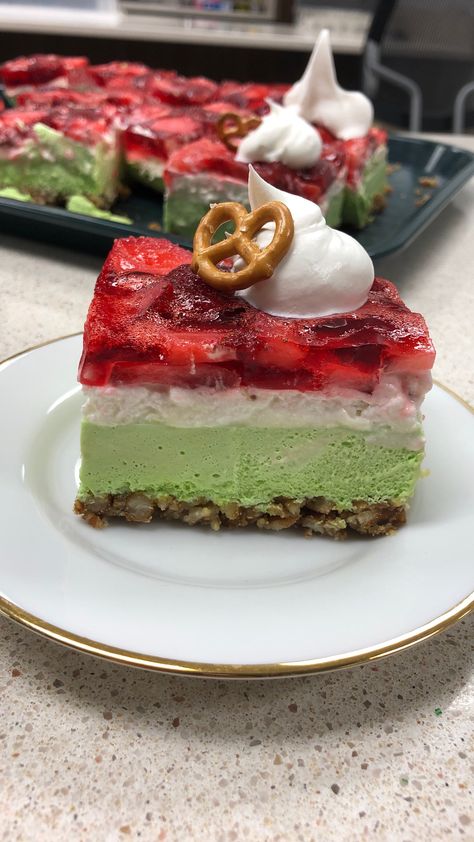 This make-ahead strawberry pretzel salad will disappear quickly during dessert time. Strawberry Lime Pretzel Salad, Christmas Strawberry Pretzel Salad, Grinch Jello Salad, Holiday Pretzel Salad, Christmas Dessert Salads, Christmas Pretzel Salad, Cranberry Pretzel Dessert, 7up Salad Recipe, 7up Salad