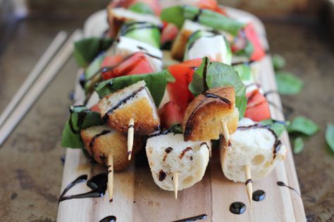 Best Ever Caprese Kabobs with Balsamic Glaze!! So easy to make and delicious! These kabobs are a super fun way to serve a traditional caprese salad to your family or guests! Keep them fresh, or throw them on the grill just for a second. Either way, they are delicious! Caprese Kabobs, Toasted Baguette, Fruit Kebabs, Caprese Skewers, Kabob Recipes, Gf Bread, Snacks Für Party, Balsamic Glaze, Glaze Recipe