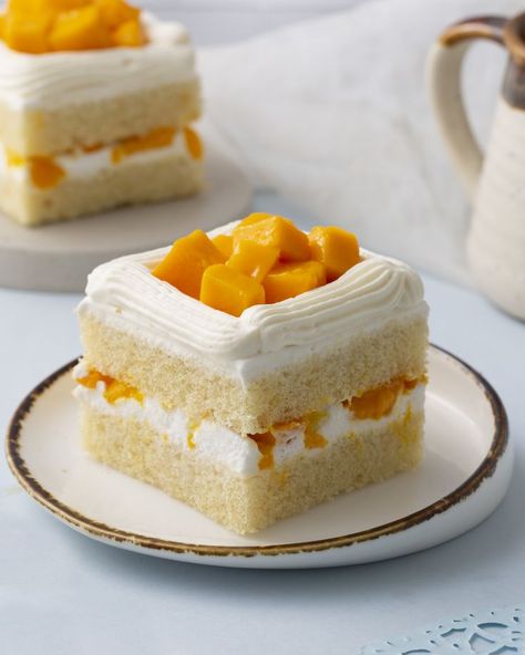 Try mango cheesecake pastry with a buttery biscuit base, house-made mango jam & much more. Visit the website to get this delicious dessert online at best price. Mango Cream Cake, Mango Pastries, Mango Fruit Cake, Mini Mango Cheesecake, Mango Desert, Cheesecake Pastry, Mango Pastry, Cake Mango, Mango Tart