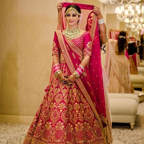 21 Different Lehenga Dupatta Draping Style For All Occassions - Wedbook Lehenga Draping Styles, Bridal Dupatta Draping Styles, Lehenga Draping, Lehenga Dupatta Draping Style, Dupatta Setting, Dupatta Draping Styles, Dupatta Draping, Manama Bahrain, Shraddha Arya