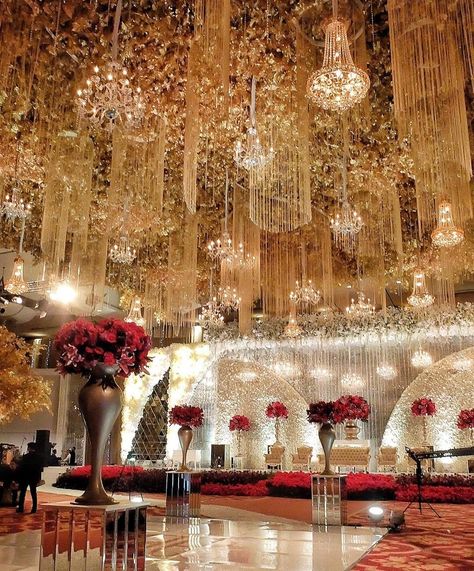 Rose Gold | © Vica Decoration - Eternamente Curiosa Wedding Decorations Gold, Wedding Throne, Pakistani Wedding Stage, Pakistani Wedding Decor, Jaipur Wedding, Hall Decoration, Red Wedding Decorations, Wedding Ceiling, Wedding Hall Decorations