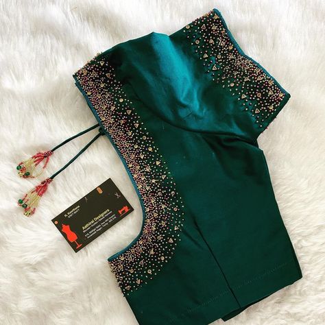 Aari Work Blouse Wedding, Aari Blouses, Wedding Blouses, Blouses Work, Kerala Saree Blouse Designs, Blouse Maggam Work, Patch Work Blouse Designs, Aari Design, Latest Bridal Blouse Designs