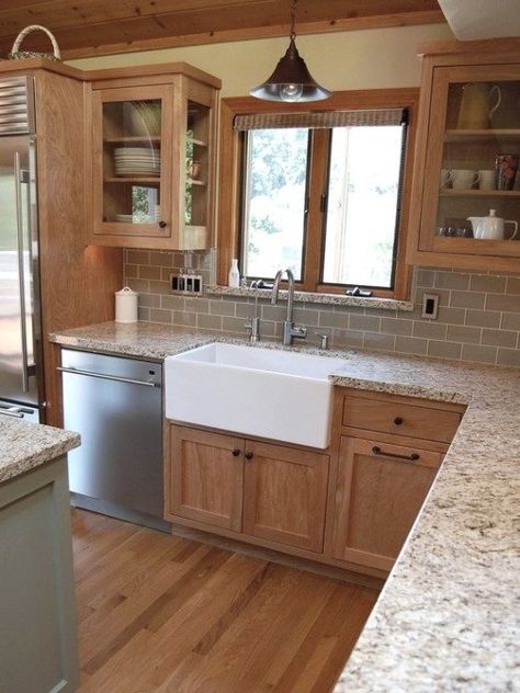 Kitchen With Wooden Cabinets, Craftsman Kitchen, Kabinet Dapur, Herringbone Backsplash, Tiles Kitchen, Oak Kitchen Cabinets, Farmhouse Kitchen Cabinets, Farm Kitchen, Oak Kitchen