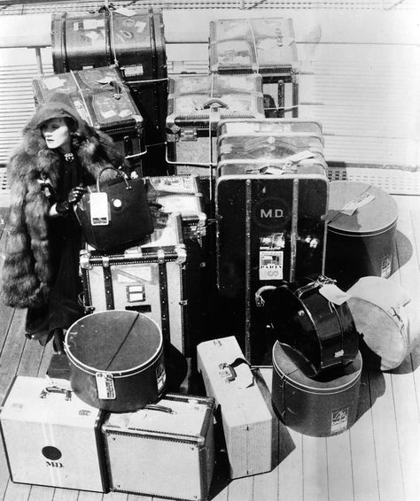 Marlene Dietrich and her luggage. Imagine the luggage fees in 2013! Martin Munkacsi, Vintage Hollywood Glamour, Go To Movies, Marlene Dietrich, Vintage Luggage, Grand Tour, Travel Light, Vintage Hollywood, Suitcases