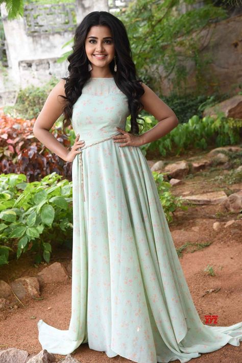 Pellichupulu Photos, Anikha Surendran, Indian Makeup Looks, Nature Ideas, Desi Hot, Long Gowns, Anupama Parameswaran, Samantha Photos, Lighting Techniques