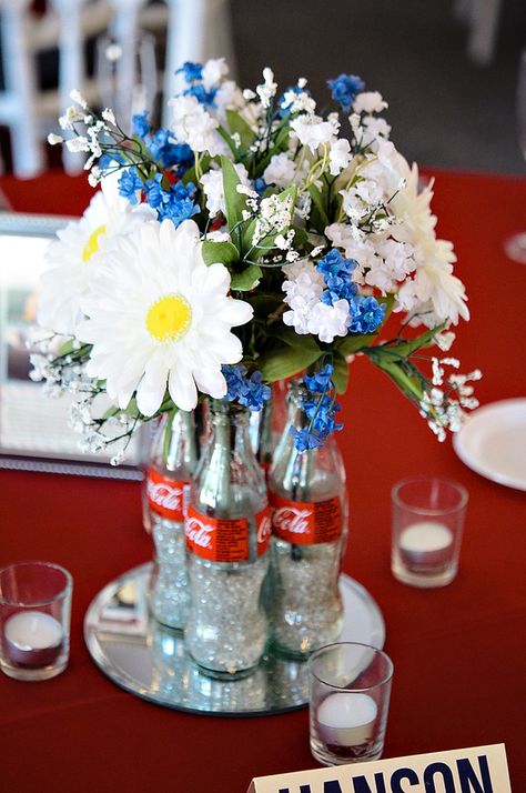 Barbecue Centerpiece Ideas, 1950 Prom, 1950s Decorations, Coca Cola Wedding, Coke Party, Americana Wedding, Grease Party, 50s Theme, Sock Hop Party