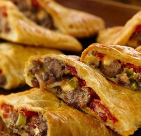 Oh, boy!  All the flavors of a bacon cheeseburger are tucked into a flaky crescent pocket. Cheeseburger Pockets, Dish Ideas, Crescent Roll Recipes, Bacon Cheeseburger, Think Food, Beef Dishes, Quesadillas, Fajitas, Finger Food