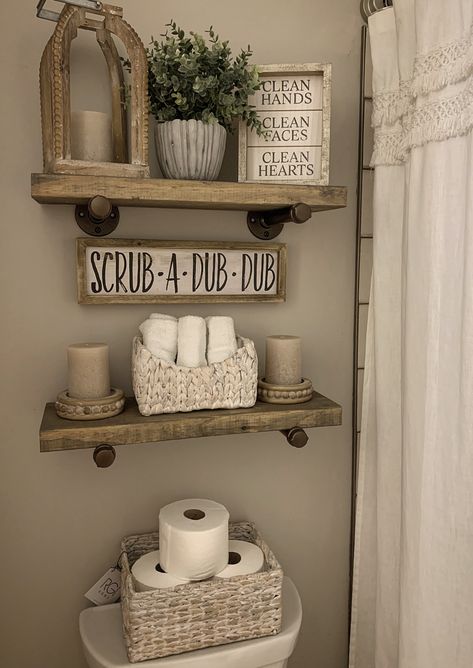 Bathroom Decor Ideas Towel Racks, Small Cabin Decorating Ideas Living Room, Guest Room Farmhouse Decor, Decor Behind Toilet Bathroom, Bathroom Farmhouse Decor Ideas, Diy Shelf For Bathroom, Farmhouse Bathroom Decor Ideas Rustic, Mobile Home Bathroom Decor Ideas, Basket On Back Of Toilet