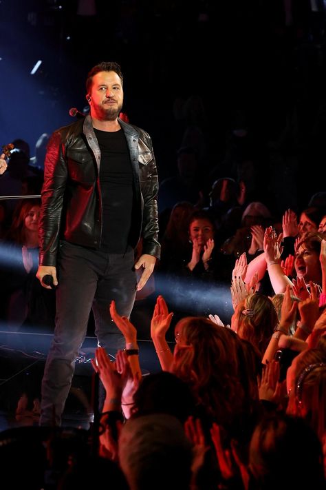 Luke Bryan slips on fan's cellphone during concert, jokes he needed to go 'viral'