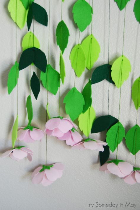 Hanging Spring Decorations, Spring Flowers Diy, Classroom Spring Decor, Class Decoration Hanging Ideas, Home Decor Wall Hanging, School Spring Decorations, Spring Hanging Decorations, Decoration With Leaves, Spring Themed Decorations