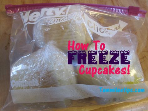 How to freeze Cupcakes Freeze Cupcakes, Freezing Cupcakes, 5 Minute Fudge, Frozen Cupcakes, Moist Cupcakes, Freezable Meals, Banana Cupcakes, Saran Wrap, Fudge Sauce