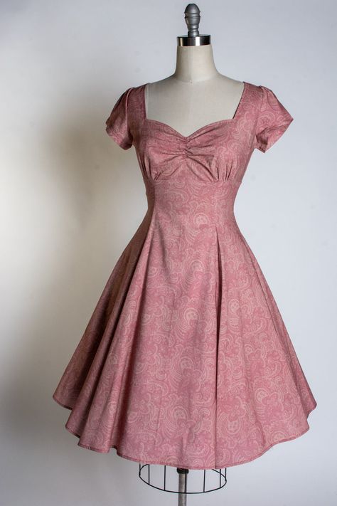 Sweetheart Neckline Fitted Sleeve Empire Waist Princess Seams Center Back Zip Ties at Back 100% Cotton 1940s Pink Dress, 1960 Dresses Vintage, Vintage Formal Dresses 1950s, Neck Lines For Dresses, Empire Waist Top Pattern, 1950s Dress Casual, Square Neckline Pattern, Casual Princess Outfits, 6th Grade Graduation Dresses