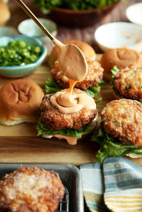 Shrimp Sliders, Shrimp Sandwich, Shrimp Burger, Slider Sandwiches, Bang Bang Shrimp, Yummy Seafood, Burger Sliders, Slider Buns, Patties Recipe