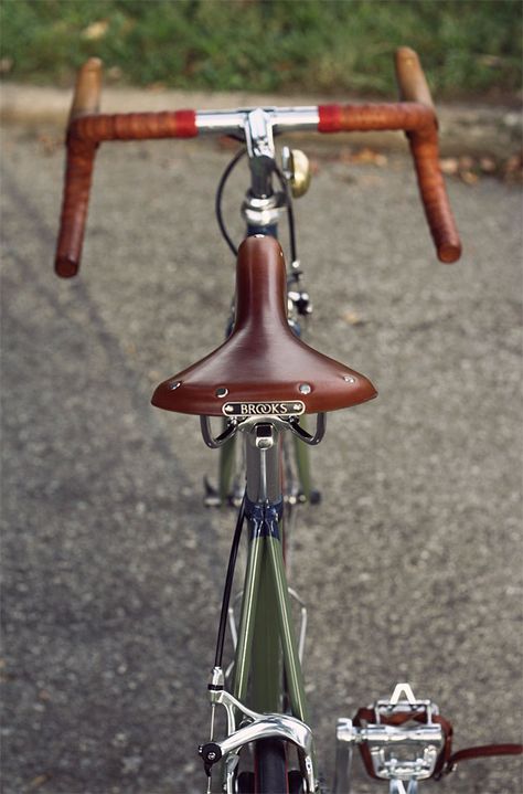 Can't wait to get my own Brooks Saddle for my bicycle. Bicycle Fashion Women, Old Fashioned Men, Bici Fixed, Bici Retro, Bicycle Track, Classic Road Bike, Road Bike Vintage, Velo Vintage, Steel Bike