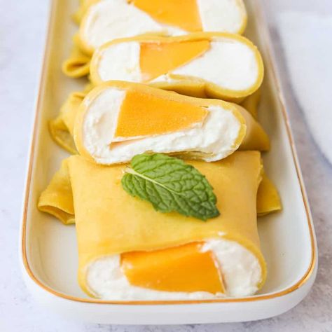 Hong Kong Style Mango Pancake. Light soft egg flavoured crepes stuffed with whipped cream and fresh ripe mango. A popular dessert served for dim sum at certain Cantonese restaurants. A wonderful dessert that can be easily made at home. Mango Pancakes, Kong Recipes, Sweet Deserts, Popular Desserts, Mango Recipes, Crepe Recipes, Hong Kong Style, Exotic Food, Asian Desserts