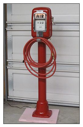 Vintage Gas Station Air Pump, Antique Gas Pumps, Diy Projects Garage, Antique Pie Safe, Old Gas Pumps, Texaco Vintage, Vintage Gas Pumps, Vintage Advertising Art, Cool Garages