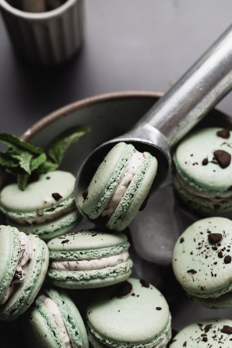 Green Pastries, Macroom Recipe, Maccarone Recipes, Creative Macarons, Green Macaroons, Macaron Photography, Mint Chocolate Chip Ice Cream Cake, Lime Macarons, Mint Macarons