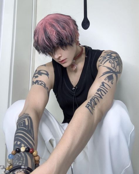 Anime Men Hairstyles, Weian Vann, Pink Haircut, Pink And Black Hair, Dyed Hair Men, Hair Color Underneath, Mens Hair Colour, Mens Hairstyles Thick Hair, Hair Dyes