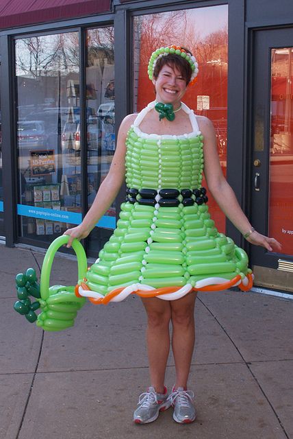 It'd take all my will power not to walk behind her and pop each and every one of those balloons. Original Halloween Costumes, Star Wars Halloween Costumes, Parade Dress, Irish Dress, Balloon Dress, Costume Store, Funny Fashion, Funny Costumes, Crazy Outfits