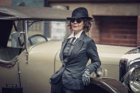 Helen McCrory (Polly Gray) in Peaky Blinders | Series 5 (BBC One) | Episode 02Photographer: Ben Blackall© Caryn Mandabach Productions Ltd. 2019 Helen Mccrory Peaky Blinders, 1920s Mobster Woman, Aunt Polly Peaky Blinders, Costume Peaky Blinders, Peaky Blinders Season 5, Aunt Polly, Peaky Blinders Costume, 20s Aesthetic, Sophie Rundle