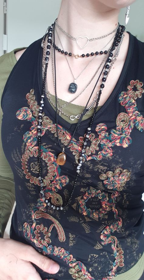 Layered Necklaces Aesthetic Grunge, Jewelry Layering Aesthetic, Long Necklace Outfit, Whimsigoth Jewelry, Jewellery Layering, Bracelets Stacking, Hippie Goth, Saturn Necklace, Necklace Combo