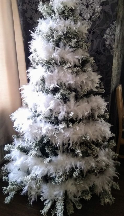 Feather boas on my Christmas tree. I absolutely love the snowy look the feathers create. So much nicer than tinsel. Tree envy haha 💕 Christmas Tree Feathers, Feather Christmas Tree, Black And White Christmas Tree, Christmas Luncheon, Feather Boas, Tinsel Tree, Pink And Black Christmas Tree, Pink And Black Christmas, Live Tree