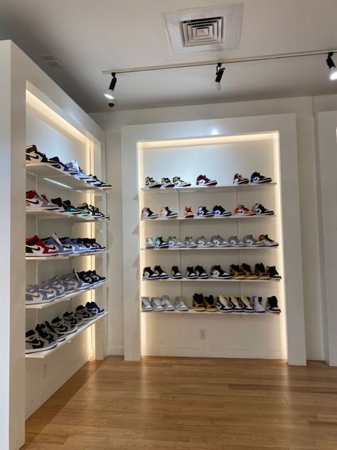 sneakers nike Hello Kitty Summer, Sneaker Closet, Sneakerhead Room, Luxury Ceiling Design, Shoe Store Design, Sneaker Displays, Sneaker Storage, Retail Store Interior Design, Kitchen Tour