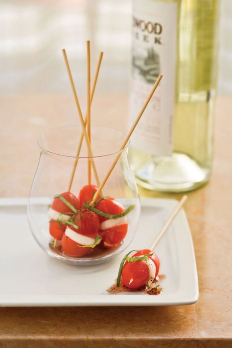 Mini Caprese Bites Last Minute Appetizer, Caprese Bites, Spring Appetizers, Awesome Appetizers, Holiday Appetizers Easy, Easter Appetizers, No Cook Appetizers, Mini Appetizers, Holiday Appetizers