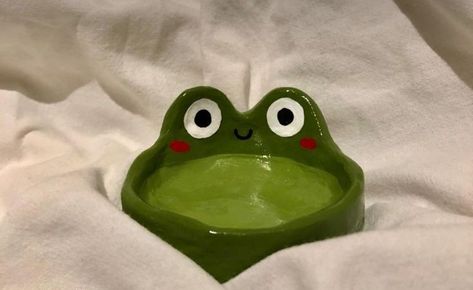 Frog Ashtray Clay, Clay Jewellery Holder, Green Spray Paint, Tanah Liat, Clay Diy Projects, Clay Crafts Air Dry, Pottery Crafts, Modeling Clay, Ceramics Pottery Art