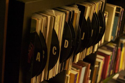 Keep your records in order using old scratched up ones as dividers.  I really want to do this with my collection (including dividers for genres like Comedy and Musicals) Vinyl Record Projects, Diy Record, Record Dividers, Vinyl Record Crafts, Record Crafts, Old Vinyl Records, Old Records, Buy Stickers, Diy Labels