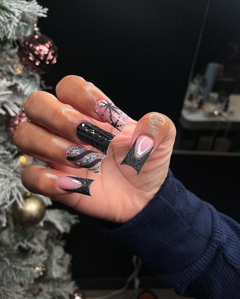 Black winter duckie😍🖤 #duckies #nailduckies #ducknails #blacknails #naildesigns #nailporn #nailartheaven #nails4today #explorepage… | Instagram Duckies Nails, Gothic Christmas Nails, Black Christmas Nails, Nails Gothic, Gothic Christmas, Classy Nail Art, Duck Nails, Gothic Glam, Black Nail Designs