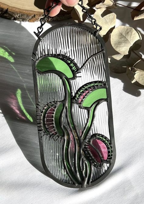 Stained Glass Venus Fly Trap, Beetle Stained Glass Pattern, Funky Stained Glass Art, Goth Stained Glass Patterns, Plant Stained Glass Patterns, Tiny Stained Glass Projects, Gothic Stained Glass Art, Goth Stained Glass Art, Witchy Stained Glass Patterns