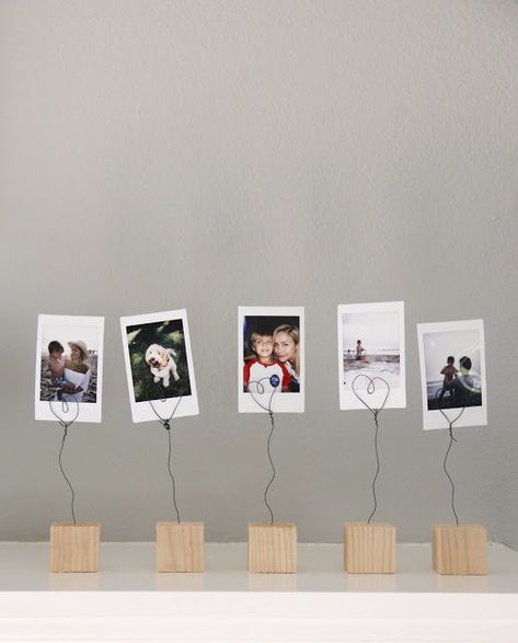 Diy Photo Decor, Photo Craft Ideas, Card Holders Diy, Picture Holder Diy, Instax Mini Ideas Display, Place Card Holders Diy, Polaroid Holder, Photo Holder Craft, Wire Picture Holders