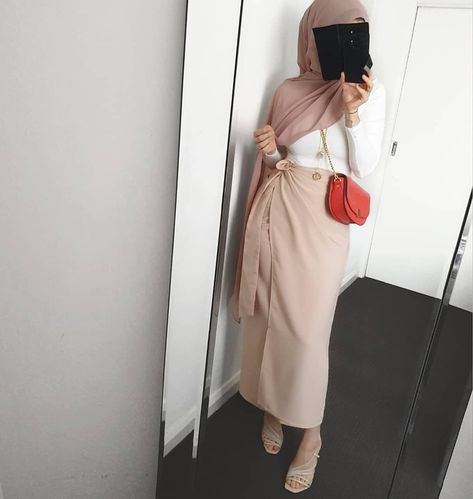 Hijab Baddie, Pencil Skirt Outfits Casual, Hijab Clothes, High Waisted Skirt Outfit, Monochromatic Fashion, Hijab Look, Modern Hijab Fashion, Hijab Fashionista, Tutorial Hijab