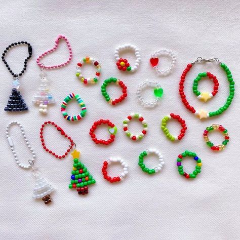 Christmas Necklace Ideas, Christmas Bead Bracelet Ideas, Christmas Beaded Bracelets, Xmas Ring, Christmas Bead Necklace, Friendship Bracelets Designs, Diy Jewelry Unique, Bead Charms Diy, Clay Bracelet