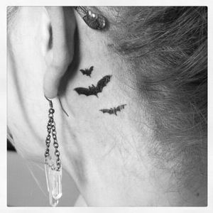 im really starting to like the behind the ear tattoo idea! Bat Tattoo Neck, Behind The Ear Tattoo, Behind Ear Tattoos, Tattoo Neck, Bat Tattoo, Inspiration Tattoo, Tattoos Geometric, Make Tattoo, Halloween Tattoos